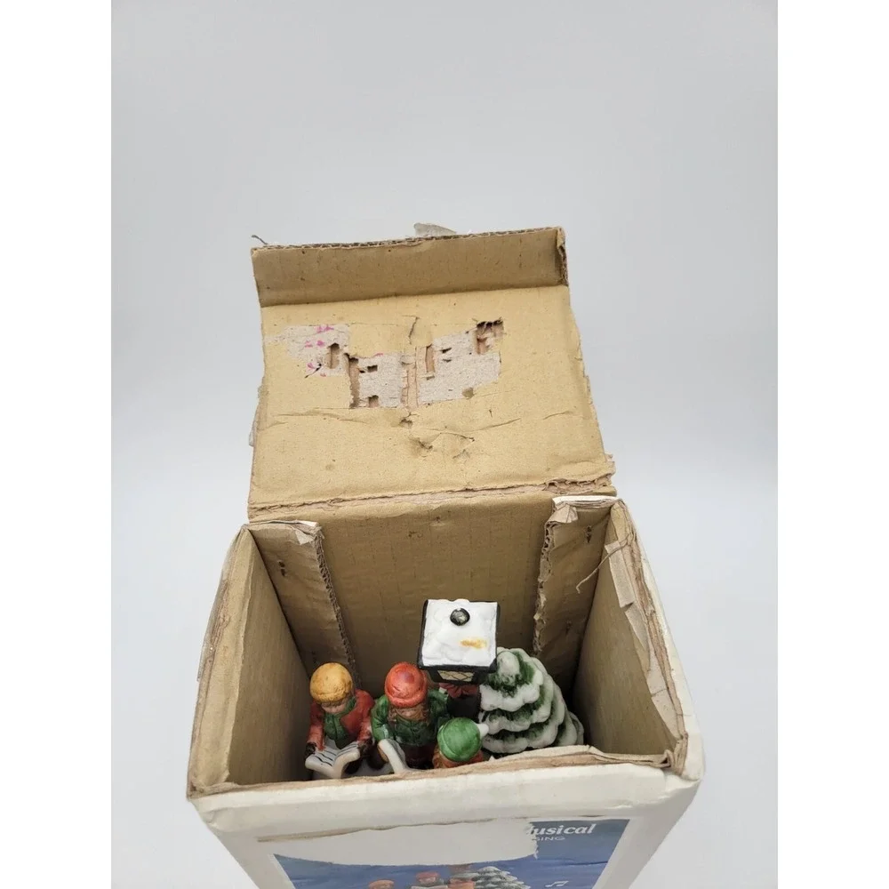 VTG House of Lloyd Carolers lighted music box plays Hark the herald angels‎ sing